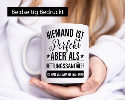 Verdammt nah dran: Rettungssanitäter | Sanitäter Geschenk Humor Geschenkidee