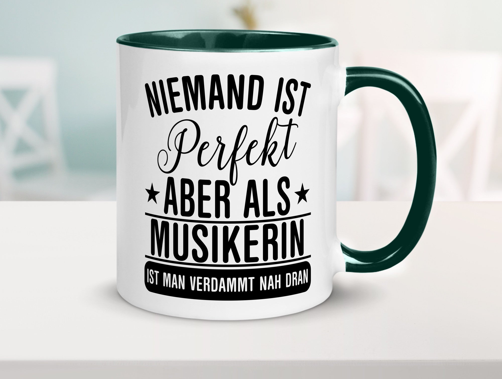 Verdammt nah dran: Musikerin | Musik Musikantin Geschenkidee Humor Tasse