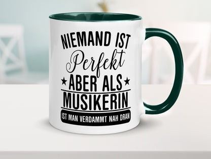 Verdammt nah dran: Musikerin | Musik Musikantin Geschenkidee Humor Tasse