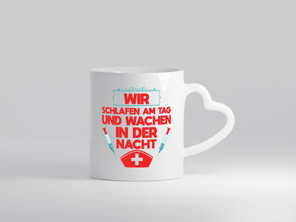 Wir schlafen am Tag | Krankenschwester Nachtschicht Humor Geschenkidee Tasse