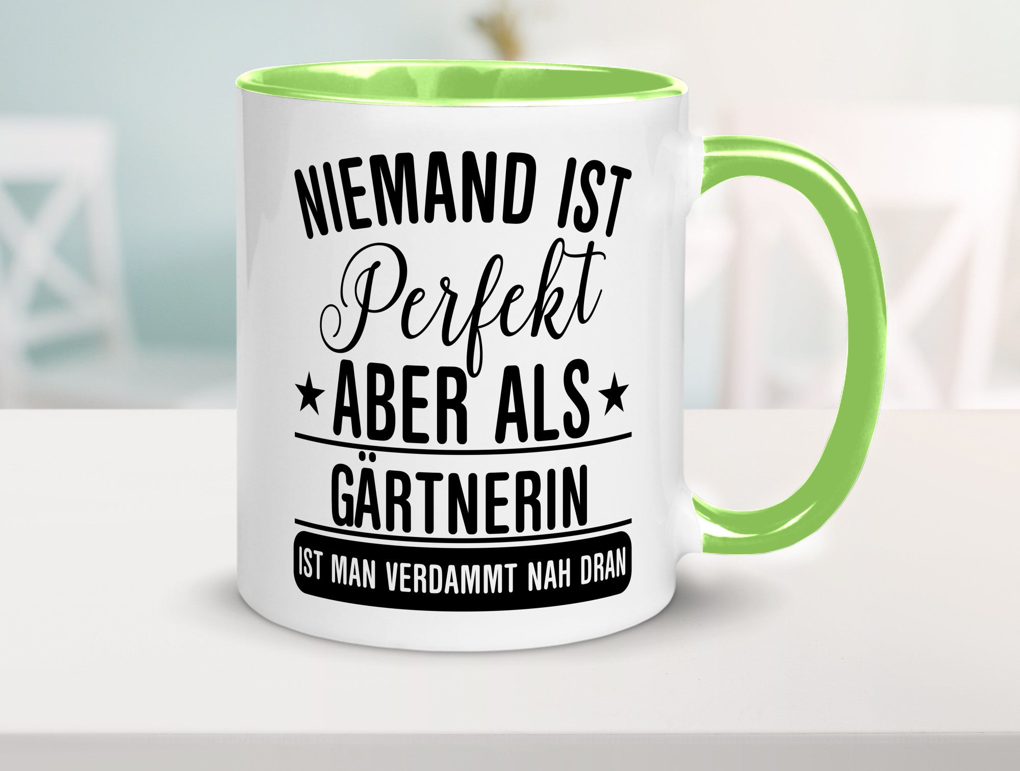 Verdammt nah dran: Gärtnerin | Gartenbau lustig Humor Geschenkidee Geschenk