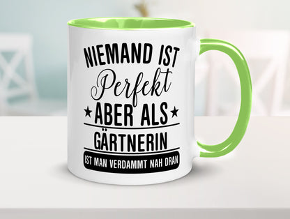 Verdammt nah dran: Gärtnerin | Gartenbau lustig Humor Geschenkidee Geschenk
