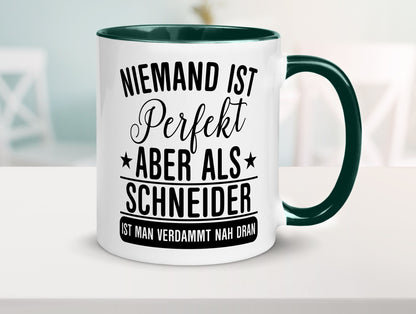 Verdammt nah dran: Schneider | Beruf Schneiderei Geschenkidee Arbeit Kollegen