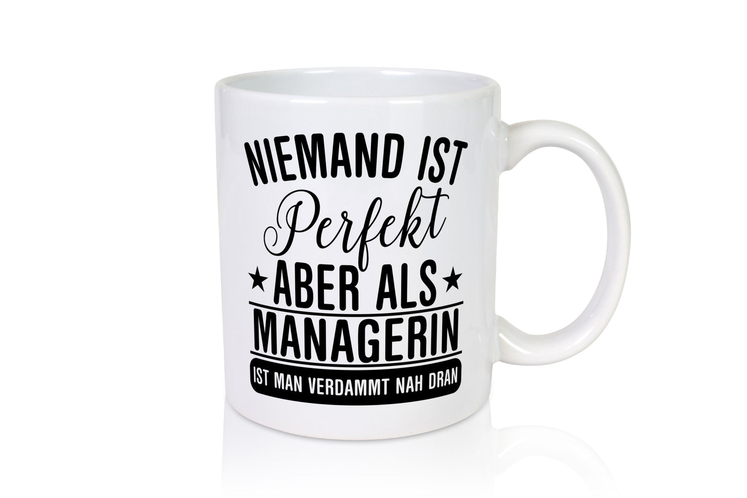 Verdammt nah dran: Managerin | Management Geschenkidee Humor Tasse