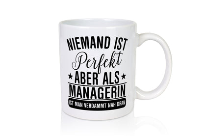 Verdammt nah dran: Managerin | Management Geschenkidee Humor Tasse