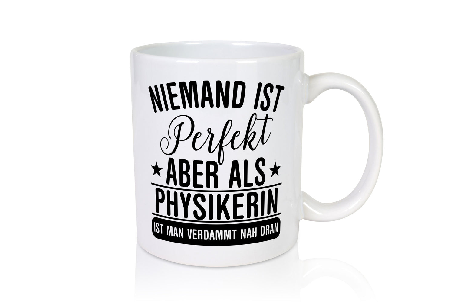 Verdammt nah dran: Physikerin | Physik Geschenkidee Humor Tasse