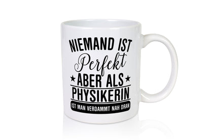 Verdammt nah dran: Physikerin | Physik Geschenkidee Humor Tasse