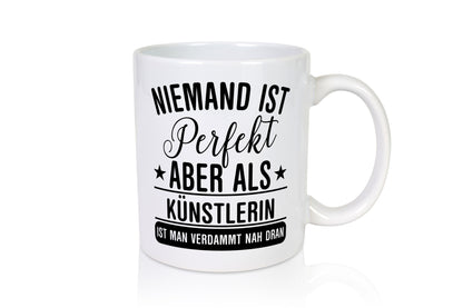 Verdammt nah dran: Künstlerin| Kunst lustiger Spruch Geschenk Humor