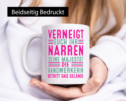 Verneigt euch: Handwerkerin | Handwerkerinnen Geschenkidee Humor Tasse