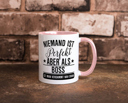 Verdammt nah dran: Boss | Führungskraft Vorgesetzter Humor Geschenkidee Tasse
