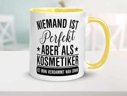 Verdammt nah dran: Kosmetiker | Kosmetik Stylist Geschenkidee Humor Tasse