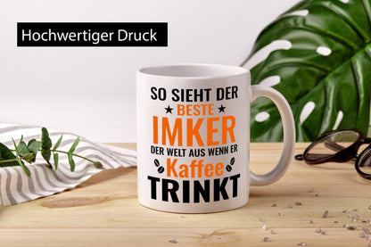 Kaffee trinkt: Imker | Imkerei lustiger Spruch Geschenk Humor Geschenkidee Tasse