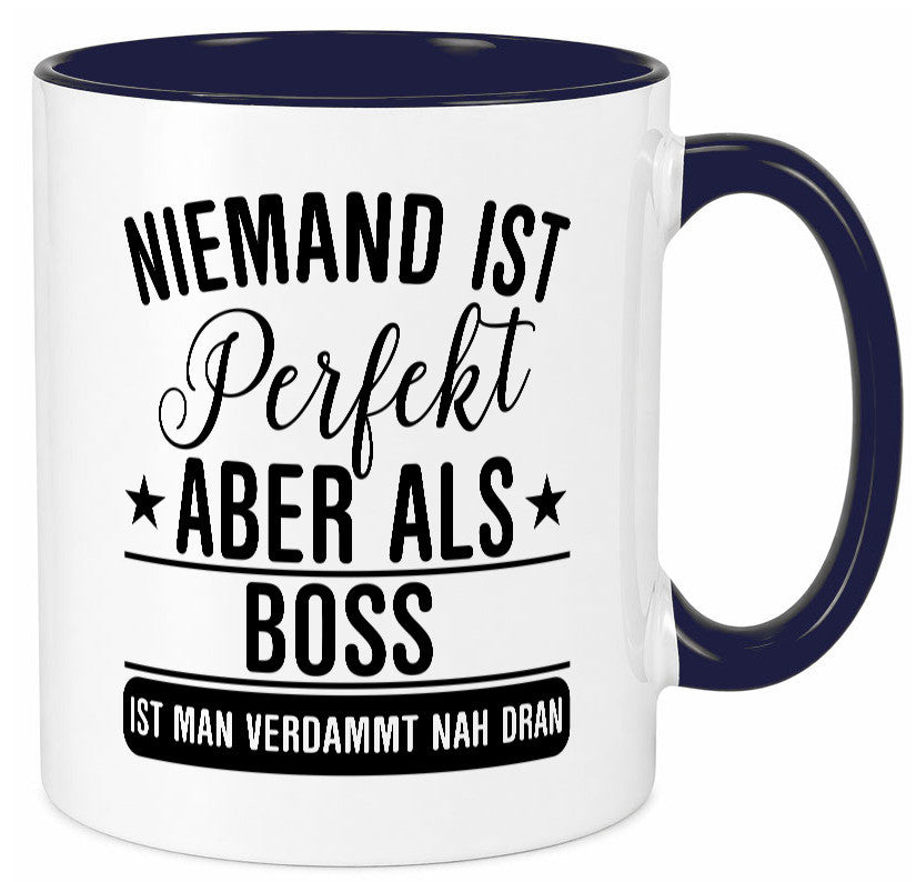 Verdammt nah dran: Boss | Führungskraft Vorgesetzter Humor Geschenkidee Tasse