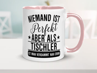 Verdammt nah dran: Tischler | Handwerk Beruf Tischlerei lustig Arbeit Kollegen