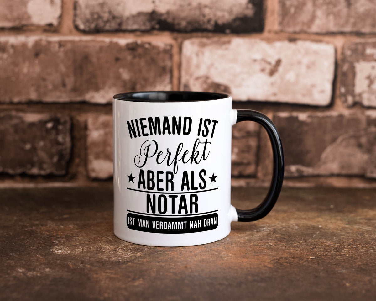 Verdammt nah dran: Notar | Jurist lustiger Spruch Geschenk Humor Geschenkidee Tasse