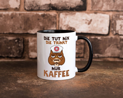 Die tut nix! | Spruch Kaffee Krankenschwester lustiger Geschenk Humor Tasse