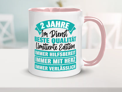 2 Jahre im Dienst | Jubiläum Arbeit v2 Geschenk Kollegen Büro lustiger Spruch Tasse