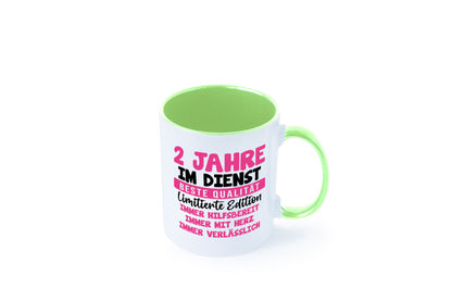 2 Jahre im Dienst | Jubiläum Arbeit v10 lustig Kollegen Büro Geschenk Tasse