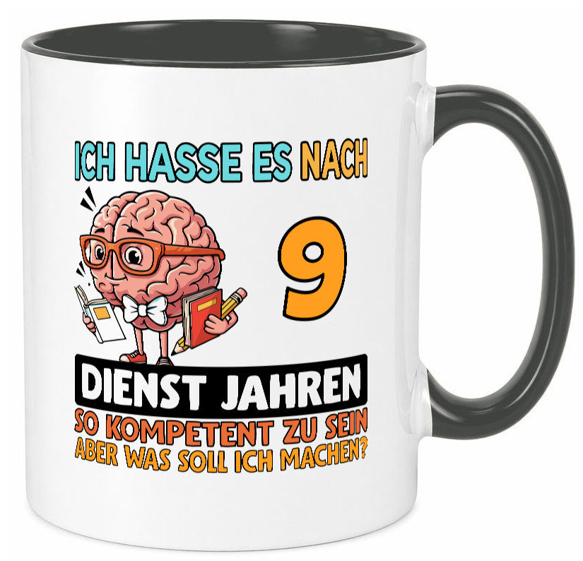 9 Dienstjahre | Arbeit Kompetent Humor Kollegen Büro Geschenkidee Tasse