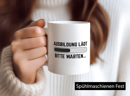 Ausbildung Lädt bitte warten | lustiger Spruch Geschenk Humor Geschenkidee Tasse