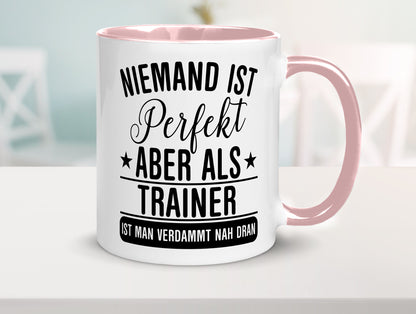Verdammt nah dran: Trainer | Verein Sport Humor Geschenkidee Tasse