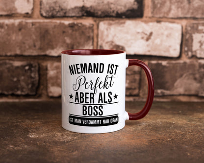 Verdammt nah dran: Boss | Führungskraft Vorgesetzter Humor Geschenkidee Tasse