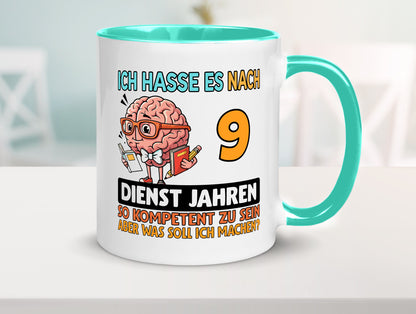 9 Dienstjahre | Arbeit Kompetent Humor Kollegen Büro Geschenkidee Tasse