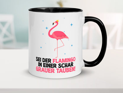 Flamingo in einer Schar Grauer Tauben | lustig Humor Geschenkidee Geschenk Tasse