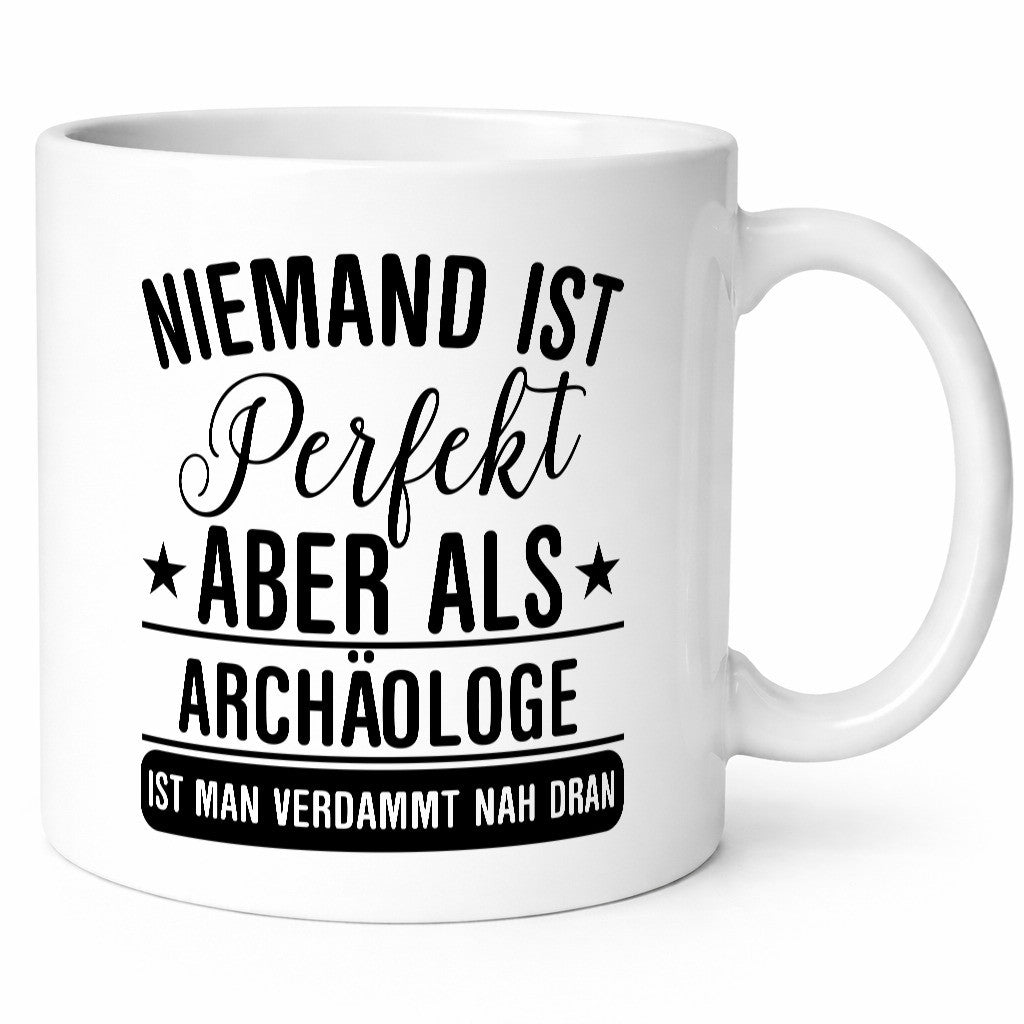 Verdammt nah dran: Archäologe | Archäologie Forscher lustiger Spruch Geschenk Tasse