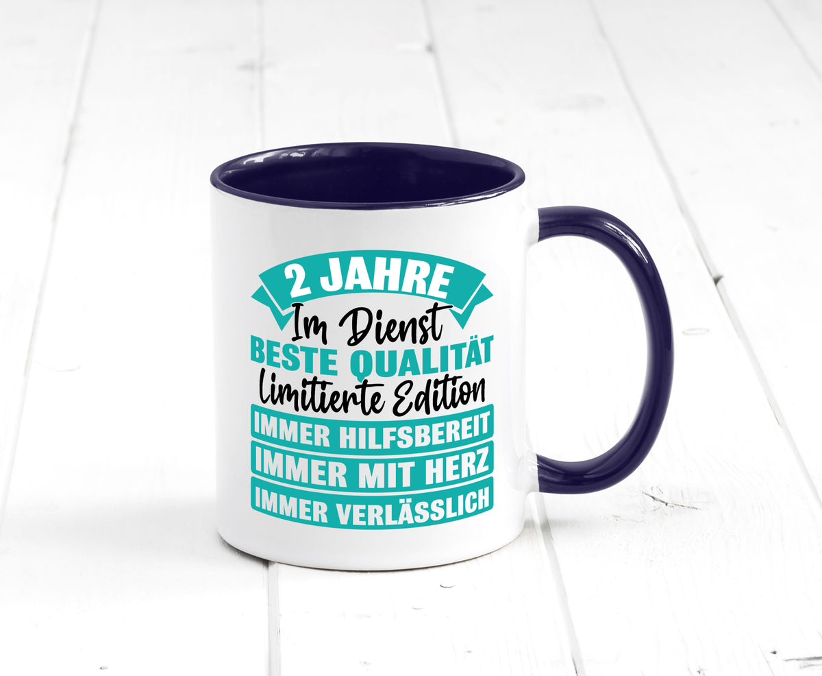 2 Jahre im Dienst | Jubiläum Arbeit v2 Geschenk Kollegen Büro lustiger Spruch Tasse