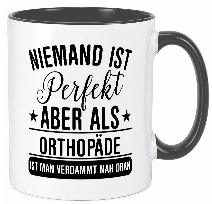 Verdammt nah dran: Orthopäde | Orthopädie Geschenkidee Humor Tasse