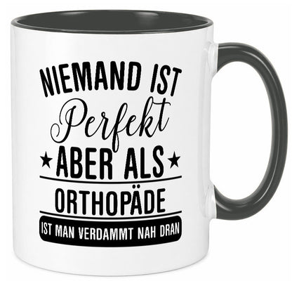 Verdammt nah dran: Orthopäde | Orthopädie Geschenkidee Humor Tasse