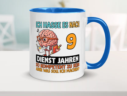 9 Dienstjahre | Arbeit Kompetent Humor Kollegen Büro Geschenkidee Tasse