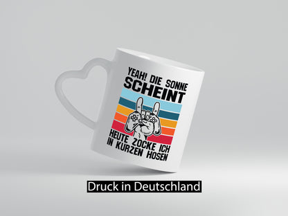 Die Sonne scheint | In Kurze Hosen Zocken Gamer Geschenkidee Humor Tasse