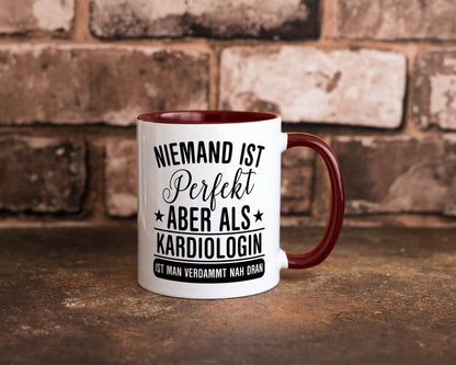 Verdammt nah dran: Kardiologin | Kardiologie Humor Geschenkidee Tasse