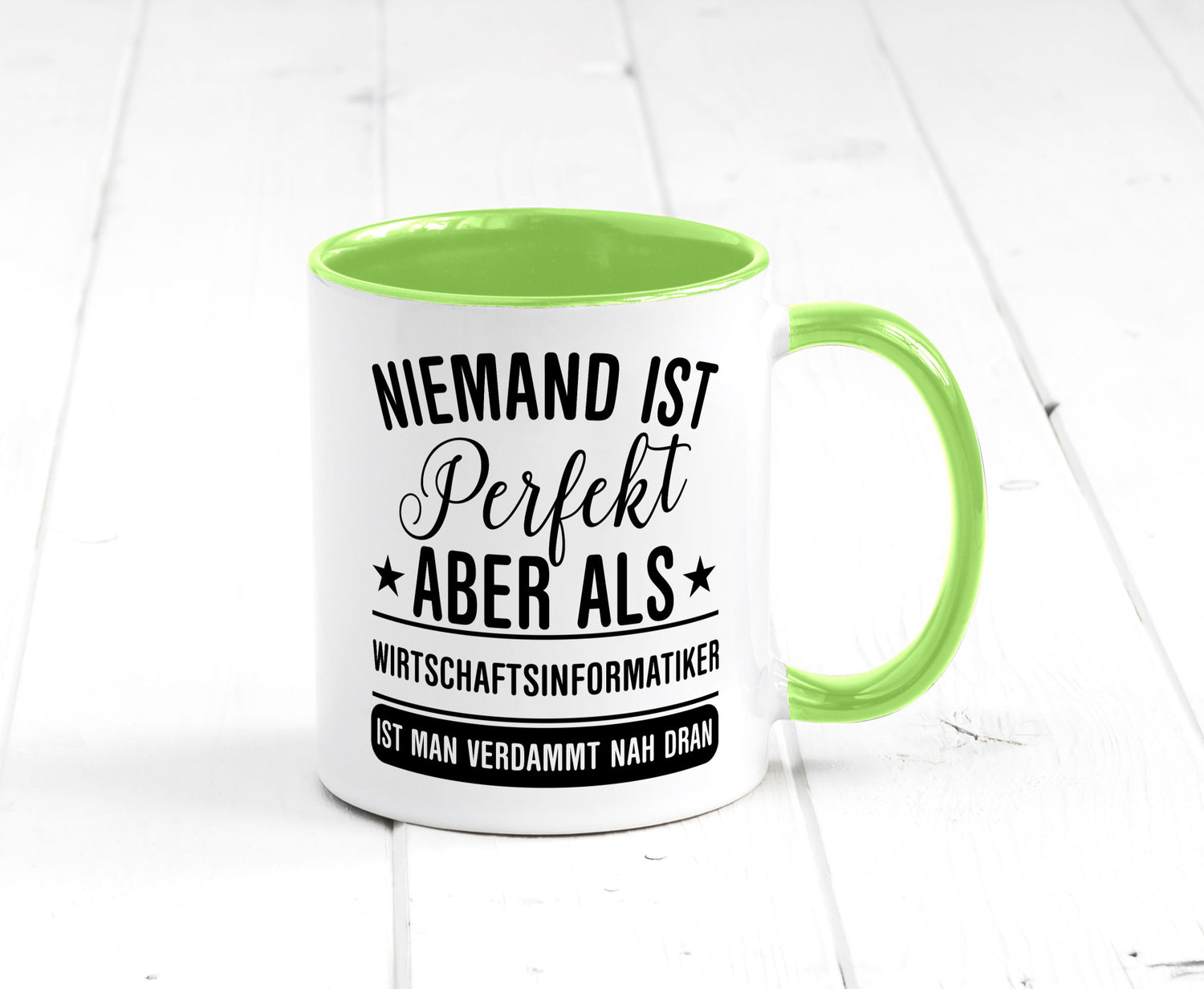 Verdammt nah dran: Wirtschaftsinformatiker | Informatik Humor Geschenkidee Tasse