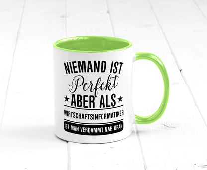 Verdammt nah dran: Wirtschaftsinformatiker | Informatik Humor Geschenkidee Tasse