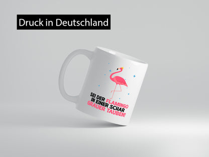 Flamingo in einer Schar Grauer Tauben | lustig Humor Geschenkidee Geschenk Tasse