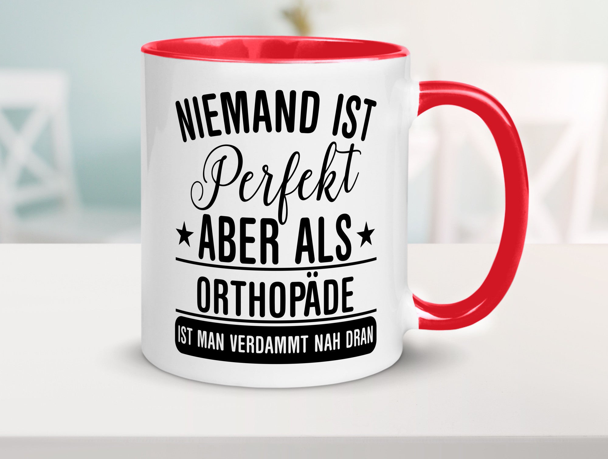 Verdammt nah dran: Orthopäde | Orthopädie Geschenkidee Humor Tasse