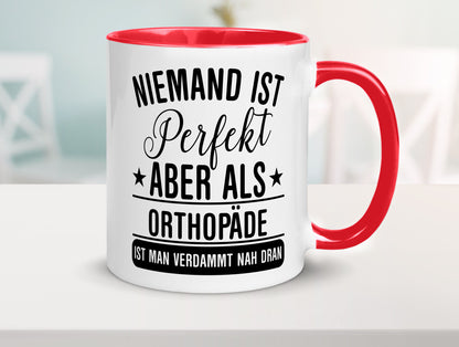 Verdammt nah dran: Orthopäde | Orthopädie Geschenkidee Humor Tasse