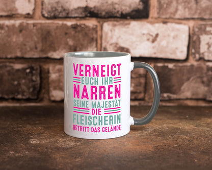 Verneigt euch: Fleischerin | Schlachterei v2 Geschenkidee Humor Tasse