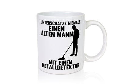 Unterschätze keinen Mann mit Metalldetektor | Geschenkidee Humor Tasse