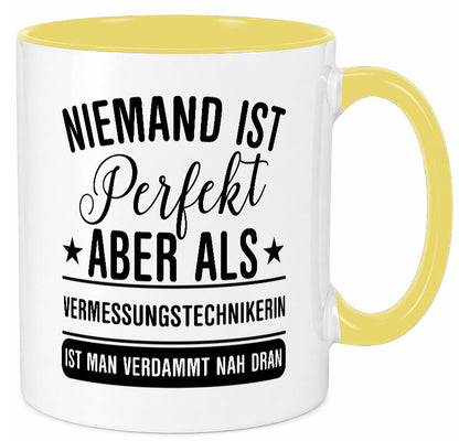 Verdammt nah dran: Vermessungstechnikerin | Techniker lustig Humor Geschenkidee Tasse