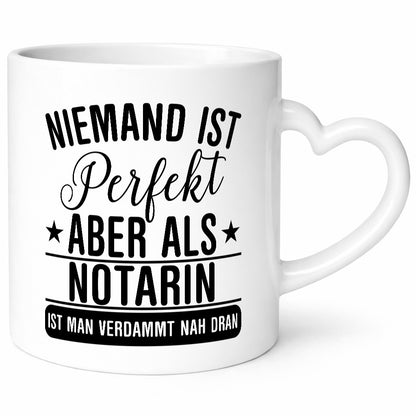 Verdammt nah dran: Notarin | Juristin lustiger Spruch Geschenk Humor