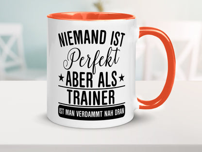 Verdammt nah dran: Trainer | Verein Sport Humor Geschenkidee Tasse