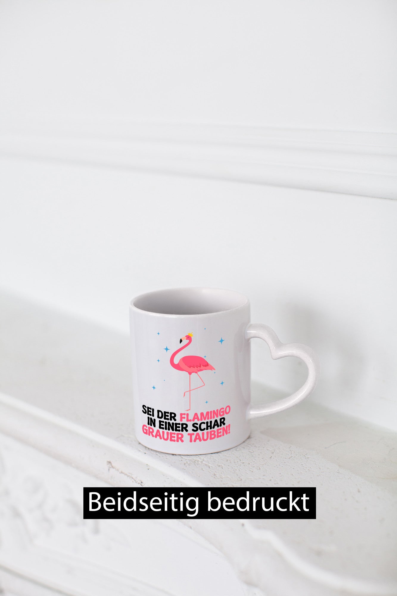 Flamingo in einer Schar Grauer Tauben | lustig Humor Geschenkidee Geschenk Tasse