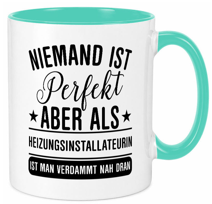 Verdammt nah dran: Heizungsinstallateurin | Heizung lustig Humor Geschenkidee Tasse