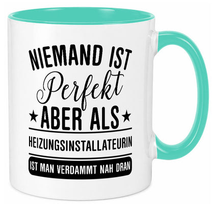 Verdammt nah dran: Heizungsinstallateurin | Heizung lustig Humor Geschenkidee Tasse