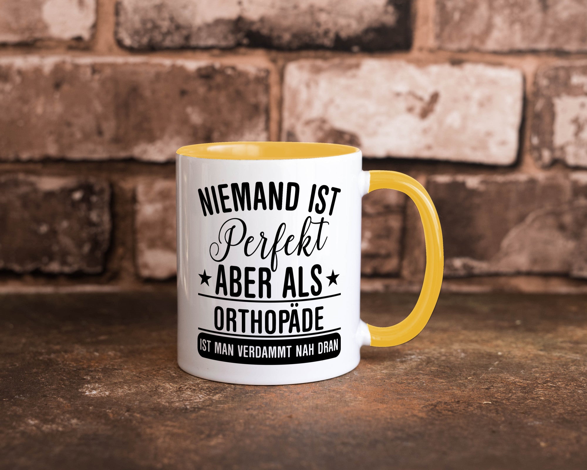 Verdammt nah dran: Orthopäde | Orthopädie Geschenkidee Humor Tasse