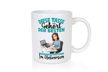 Im Universum: Mediengestalterin | Medien Geschenkidee Humor Tasse